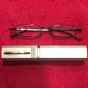 Like new +200 Readers With Case